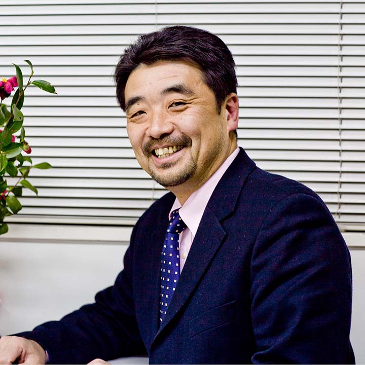大原日本語学校校長 吉岡久博
